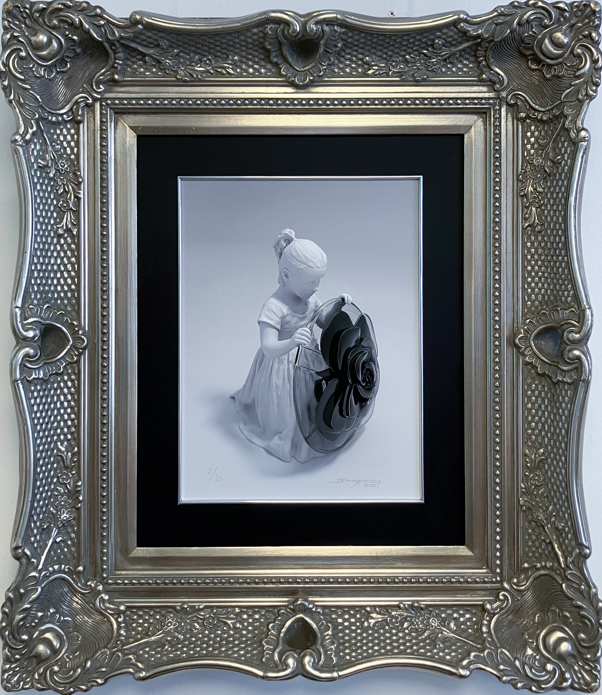 Decorative framed artwork of a figurine holding a rose.

war

street art

Shield Rose - Black Glass

sculpture

portrait

pop art

fine art

edition

contemporary art

Schoony

For Sale Ascot 